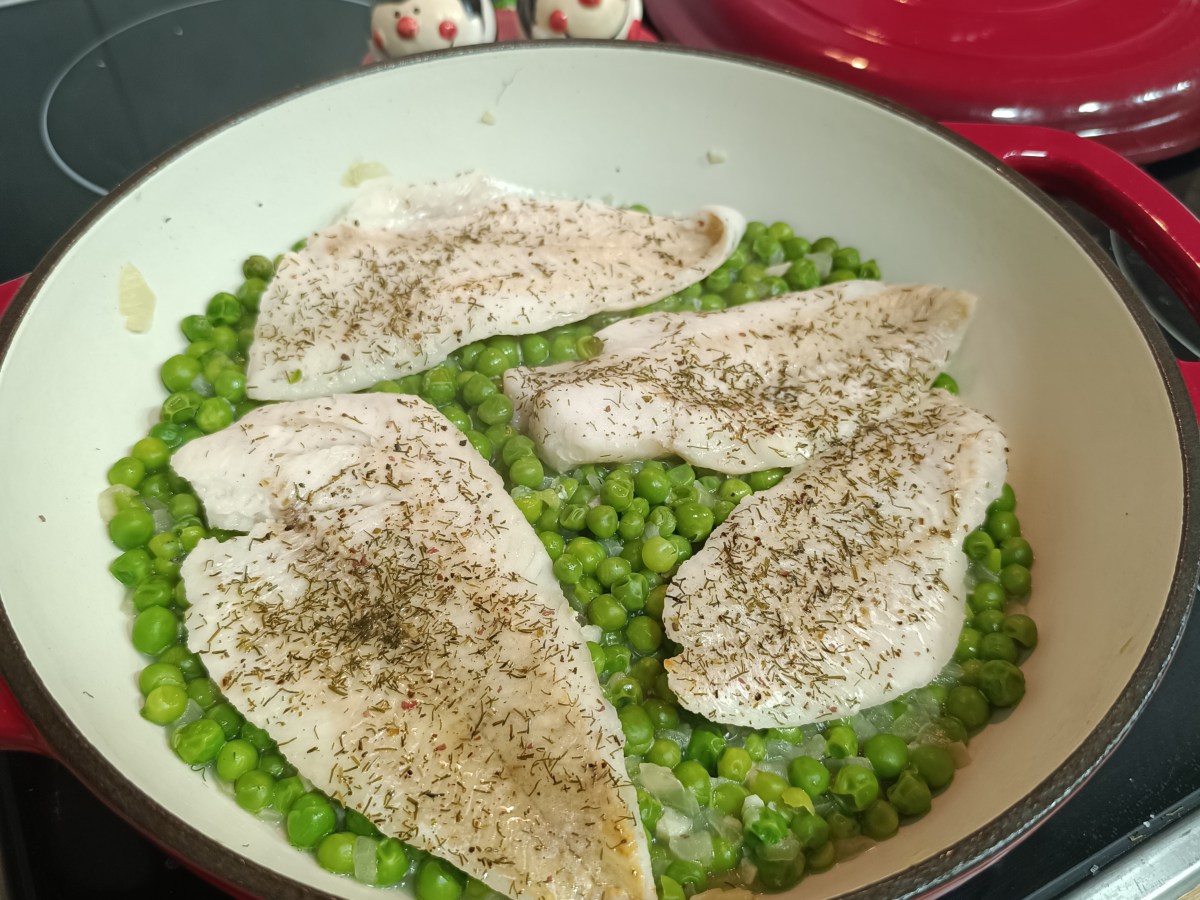 Guisantes con cebolla y merluza al vapor: cena ligera y&nbsp;nutritiva