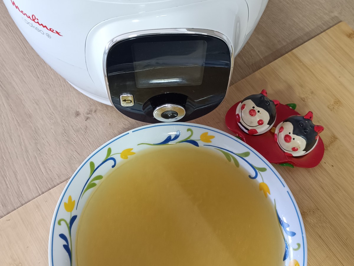Caldo casero con huesos de pollo: básico para tu&nbsp;cocina